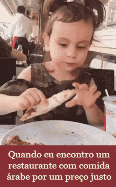 a little girl is sitting at a table with a plate of food in front of her and the words quando eu encontro um restaurante