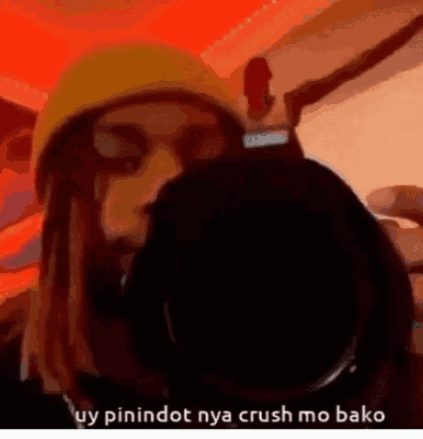 a man is taking a picture of himself with a camera and says `` ay pinindot nya crush mo bako '' .