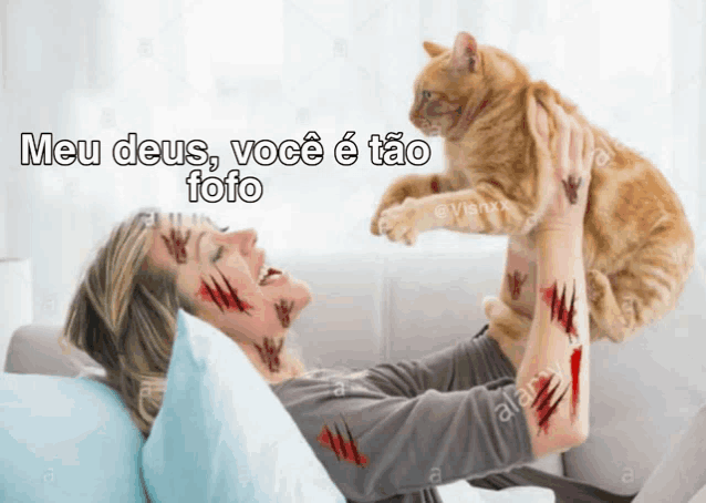 a woman is laying on a couch holding a cat with a caption that says meu deus você é tão fofo