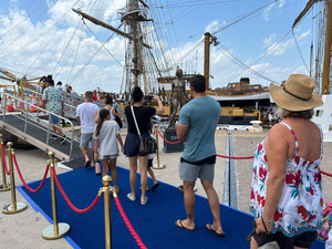 Visitors line up to board Amerigo Vespucci in Darwin by ANSA in collaboration with Difesa Servizi