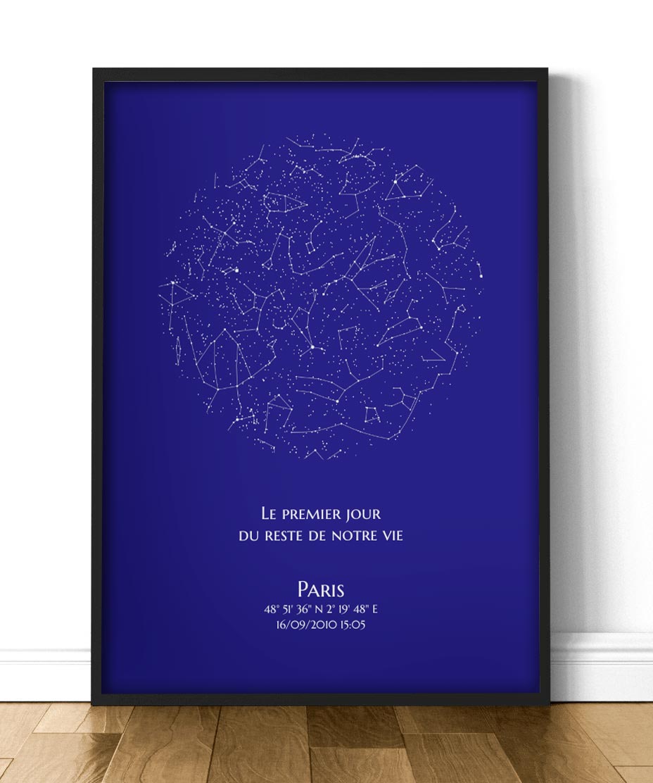 Carte des constellations personnalisée exposée dans un cadre posé au sol