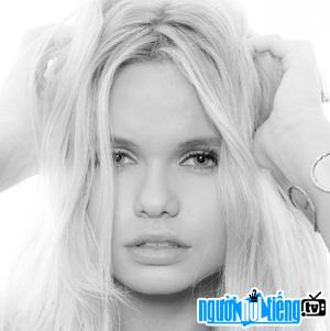 Pop - Singer Alli Simpson