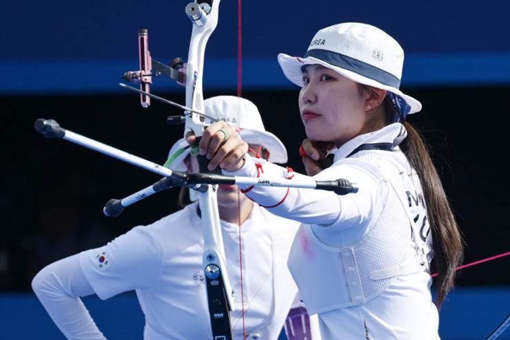 South Korean archer Nam Su-hyeon shoots in the women's archery team event at the Paris Olympics at Invalides in Paris, July 28. Korea Times photo by Shim Hyun-chul 