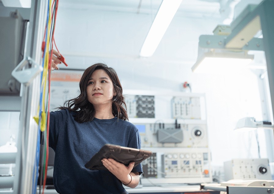 Ein Validierungsingenieur, der im Labor arbeitet