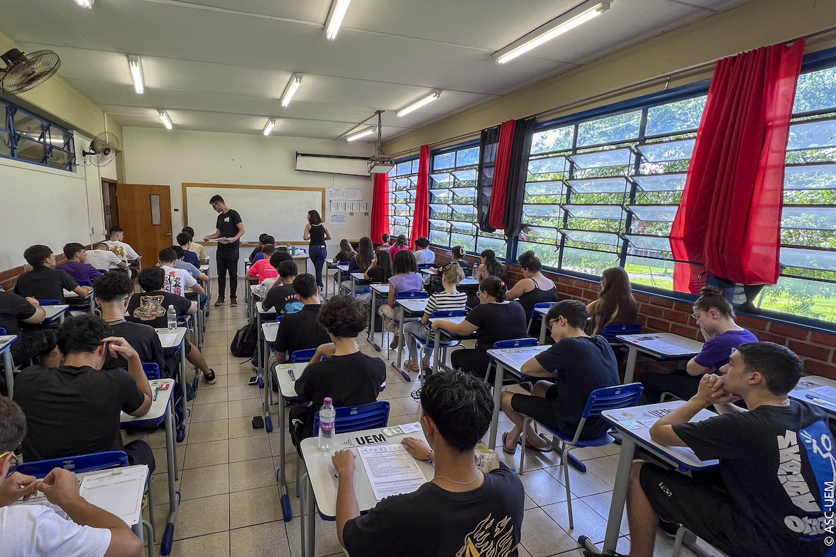 Sala de prova com candidatos ao PAS/UEM 2024; avaliação foi aplicada neste domingo (1º)