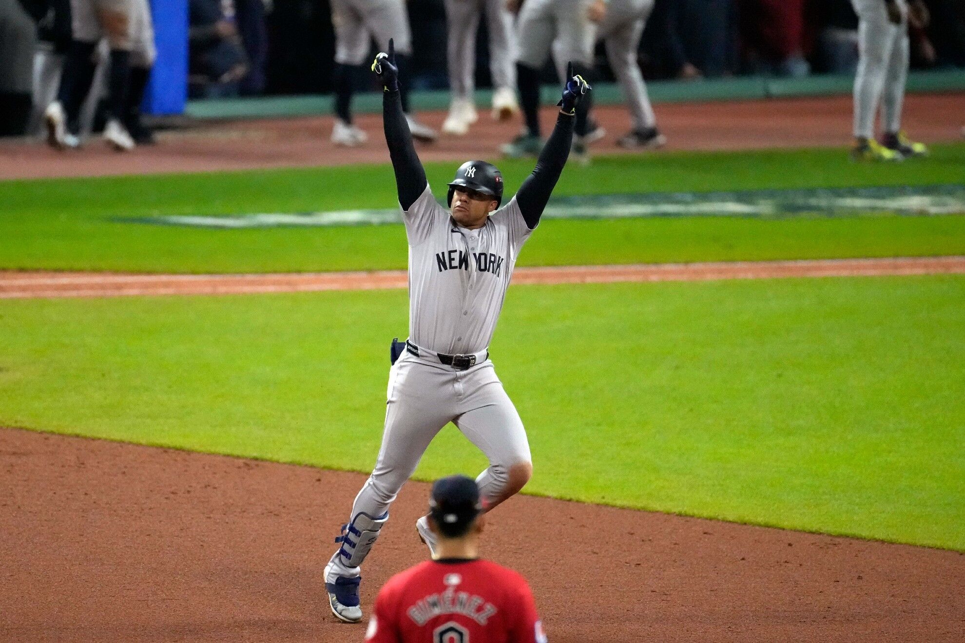 La Fiera Juan Soto celebra su vuelacercas ante Cleveland mientras recorre las bases tras el jonrn que le dio el boleto a los Yankees a la Serie Mundial.