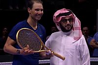 Rafael Nadal recibe una raqueta de oro de manos de Turki al Sheik