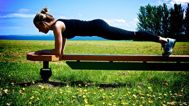 how to do a plank: proper plank form (female model)