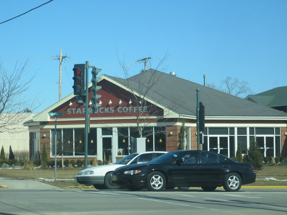 Lake Geneva, WI: Downtown Lake Geneva - looking north from Main street