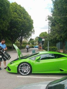 Lamborghini Owner Has To Call In Some Help To Transport His Golf Clubs