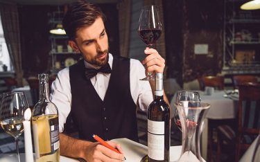 Sommelier là gì? Theo nghề Sommelier đánh thức vị giác tính tế