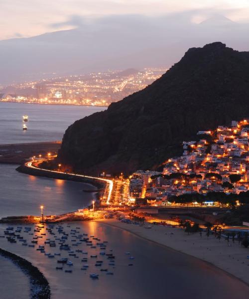 Una panoràmica bonica de Santa Cruz de Tenerife, que és a prop de Aeroport de Tenerife Sud