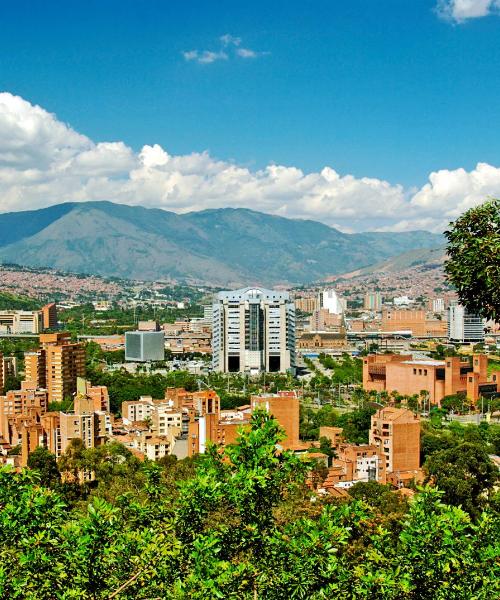 Krásný pohled na město Medellín (spojení přes Mezinárodní letiště José María Córdova )