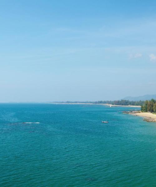 Kaunis näkymä kaupunkiin Khao Lak