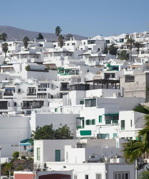 Kaunis näkymä kaupunkiin Puerto del Carmen, jonka yhteydessä Lanzaroten lentokenttä sijaitsee