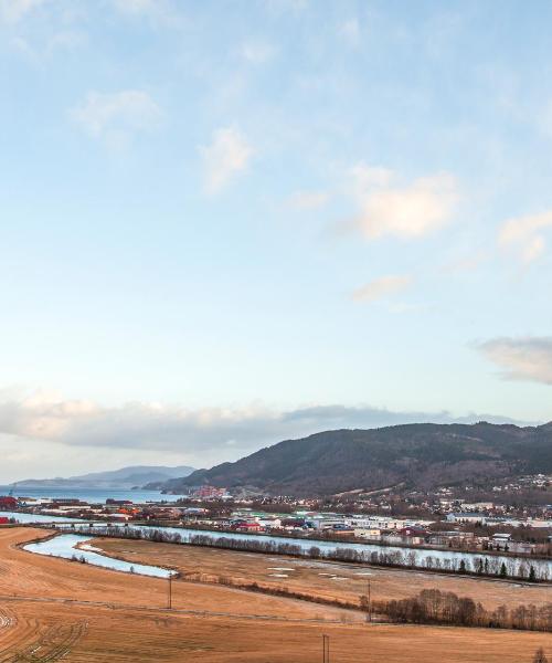 Kaunis näkymä kaupunkiin Orkanger