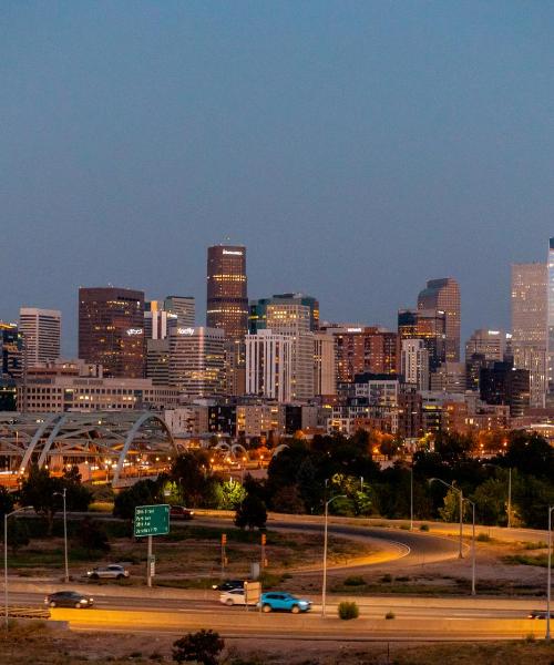 Denver Uluslararası Havaalanı noktasına yakın Denver şehrinden güzel bir manzara