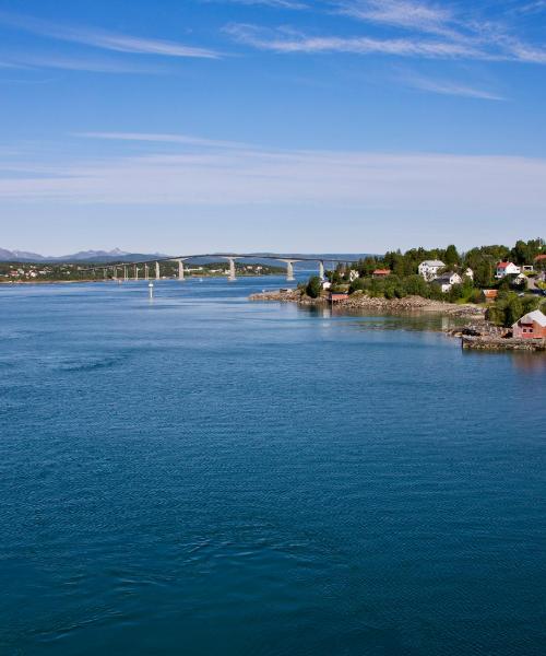 Krásny pohľad na mesto Finnsnes