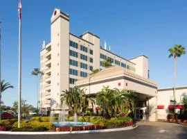 Ramada by Wyndham Kissimmee Gateway - Free Theme Park Shuttle, ξενοδοχείο στο Ορλάντο