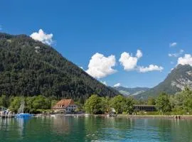 Neuhaus Golf- & Strandhotel, hotel sa Interlaken