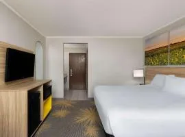 Days Inn & Suites by Wyndham Kansas City - Chiefs Arrowhead Stadium, hótel í Kansas City