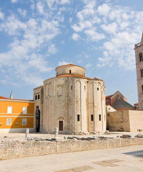 Zadar şehrindeki en çok ziyaret edilen simge yapılardan biri. 