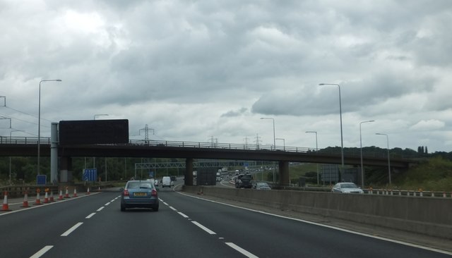 Hobbs Cross Road crossing M25 east of junction 27