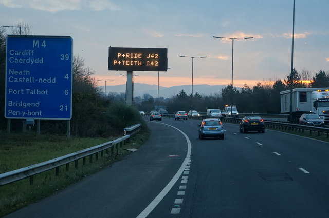 M4 eastbound towards junction 43 © Ian S :: Geograph Britain and Ireland