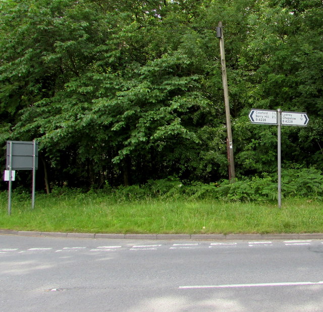 B4228 distances sign near Clearwell and Milkwall