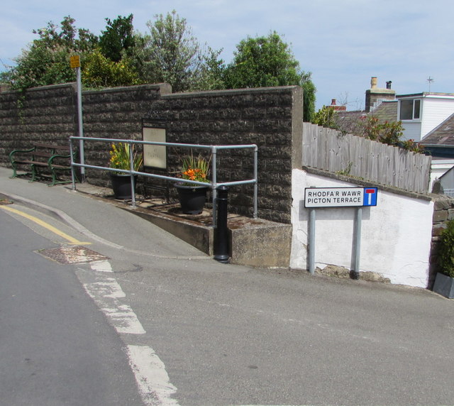 Bilingual name sign, Rhodfa'r Wawr/Picton Terrace, New Quay