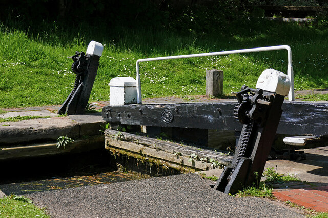 Ground paddle gear and gate at Wolverhampton Locks, No 5