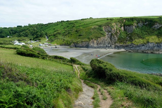 Approaching Pwllgwaelod Beach