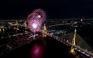 Hintergrundbilder Thailand Fluss Brücke Feuerwerk Bangkok Megalopolis Nacht Straßenlaterne Von oben Städte