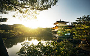 Tapety na pulpit Japonia Niebo Jezioro Pagoda Kioto the Kinkakuji Natura