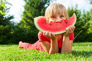 Bilder Wassermelonen Kleine Mädchen Gras Stück Kinder