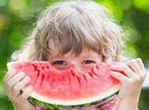 Bilder Wassermelonen Kleine Mädchen Starren Hand Stück Kinder