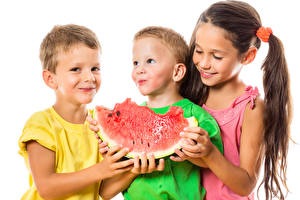 Hintergrundbilder Wassermelonen Drei 3 Jungen Kleine Mädchen Lächeln Weißer hintergrund Stück Kinder