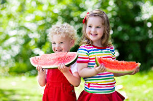 Fotos Wassermelonen Junge Kleine Mädchen Lächeln Zwei Stück Kinder