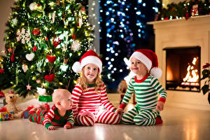 Hintergrundbilder Neujahr Drei 3 Jungen Kleine Mädchen Säugling Mütze Lächeln Weihnachtsbaum Kamin Kinder