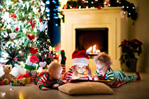 Hintergrundbilder Neujahr Feiertage Kleine Mädchen Jungen Säugling Tannenbaum Mütze Cheminée Geschenke Kissen Drei 3 kind