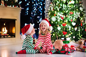 Bilder Neujahr Junge Kleine Mädchen Mütze Lächeln Säugling Tannenbaum Drei 3 Cheminée Kinder