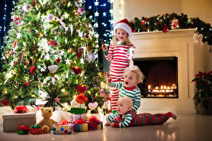 Hintergrundbilder Feiertage Neujahr Jungen Kleine Mädchen Säugling Drei 3 Tannenbaum Geschenke Kamin kind