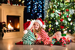 Hintergrundbilder Neujahr Junge Kleine Mädchen Baby Drei 3 Mütze Christbaum Kamin kind