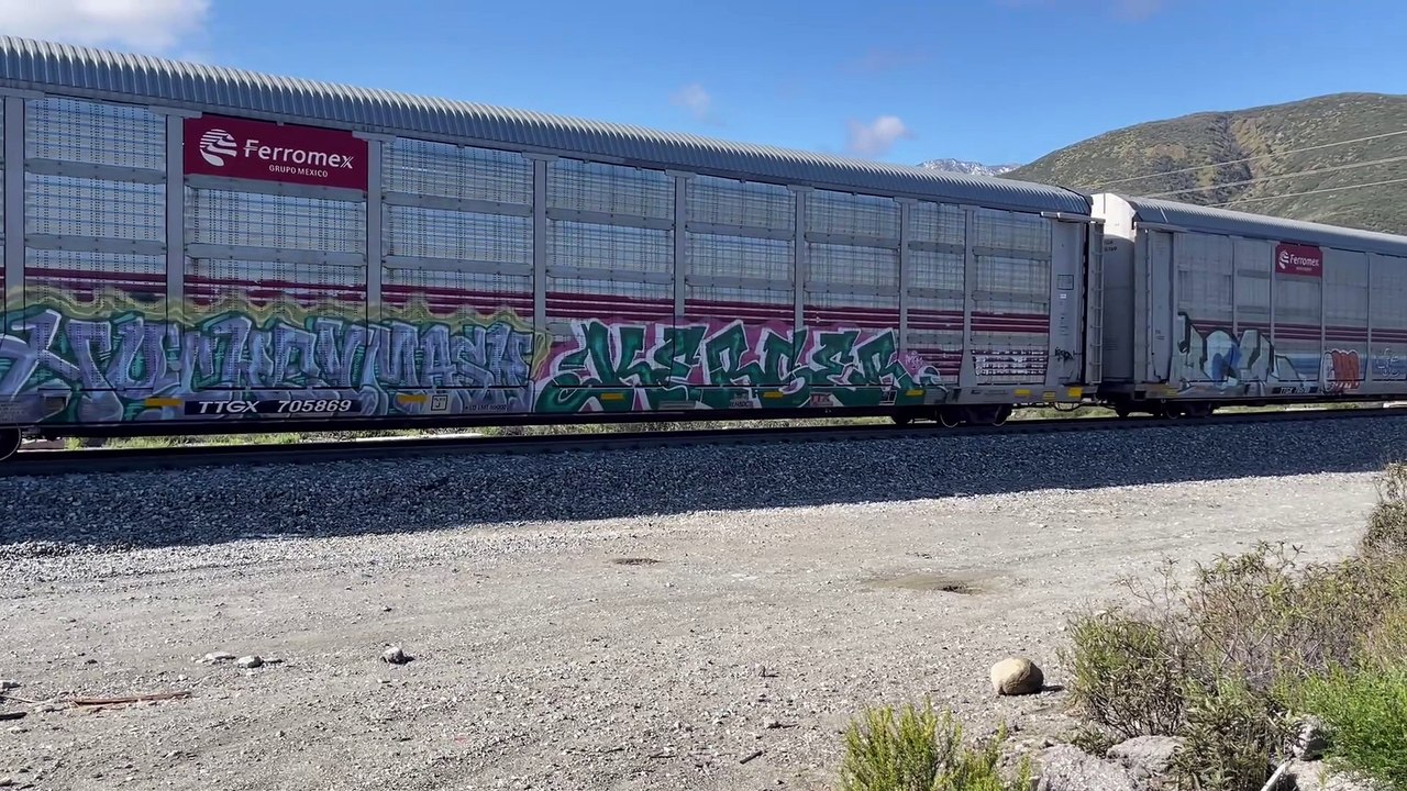 UP 8521 Leads Northbound Manifest Train Passes Through Blue Cut CA ...