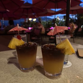 Mai Tais at the Mai Tai bar!