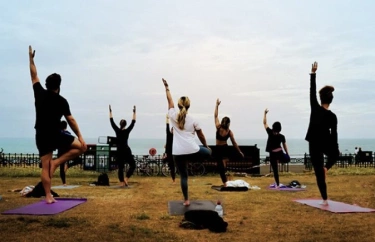 outdoor-yoga-class-at-the-brighton-sea-front-1696927227.3581.jpg