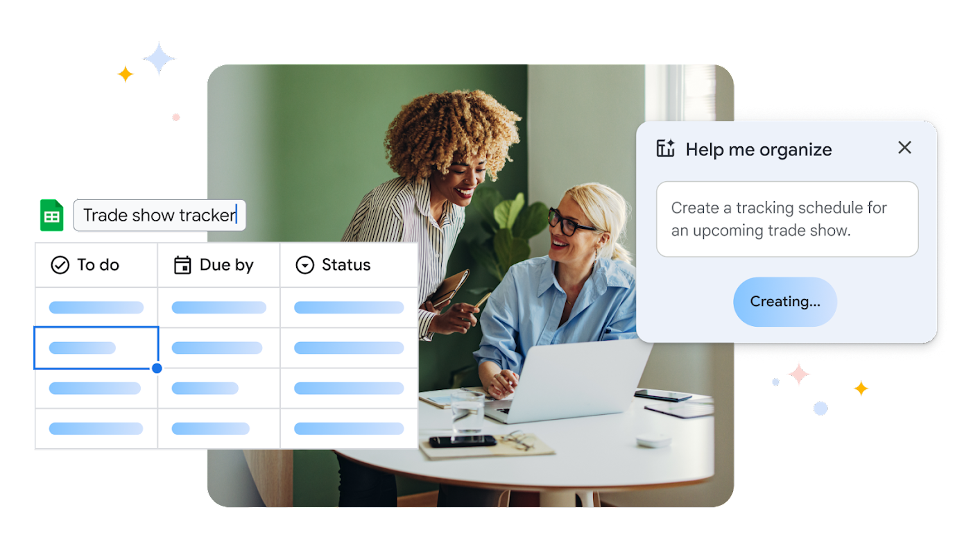 Deux femmes devant un bureau collaborent sur un ordinateur portable. Gemini pour Workspace les aide à s'organiser grâce à un outil de suivi basé sur leur feuille de calcul.