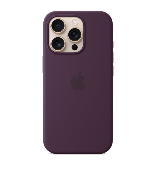 Coque en silicone prune avec MagSafe pour iPhone 16 Pro, logo Apple intégré au centre, fixée à un iPhone 16 Pro titane Sahara, vu à travers la découpe pour les caméras.