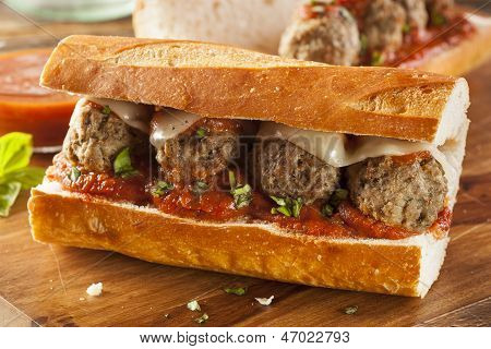 Warm en zelfgemaakte Spicy Meatball Sub Sandwich