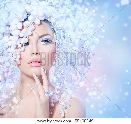 Winter Beauty Woman. Beautiful Fashion Model Girl with Snow Hair style and Make up. Holiday Makeup and Manicure. Winter Queen with Snow and Ice Hairstyle